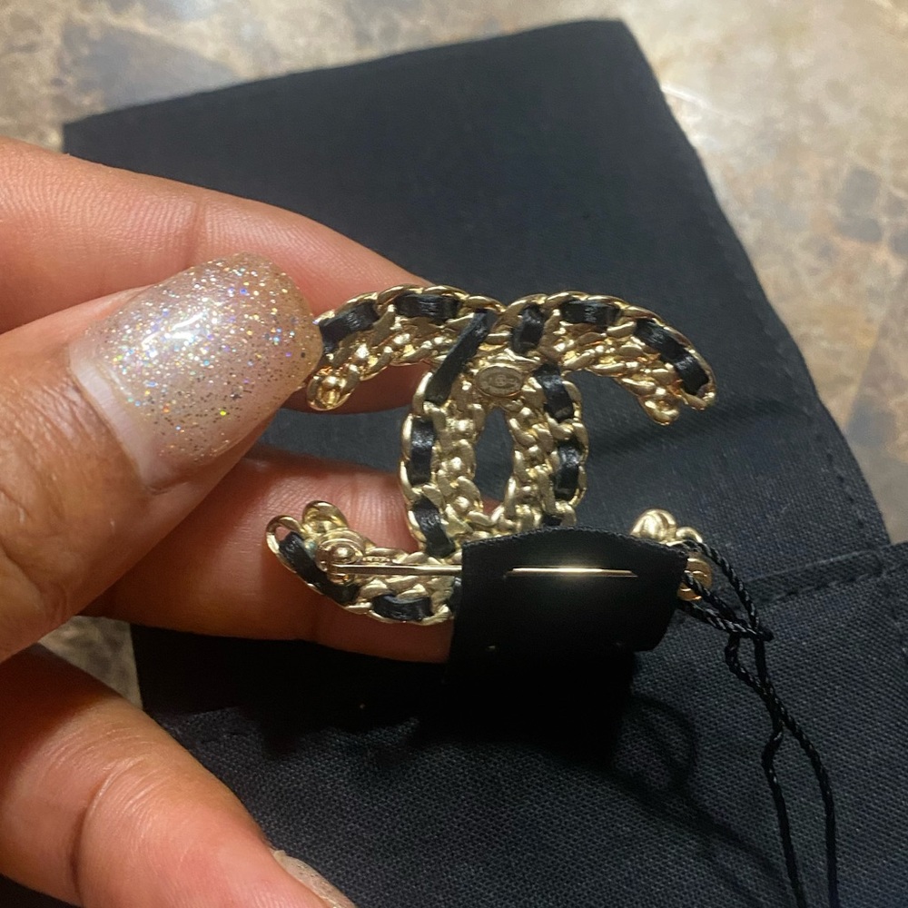 Lambskin Crystal Vintage style Allure CC Chain Brooch Black Gold - Picture 5 of 11